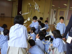 新聞紙あそび①