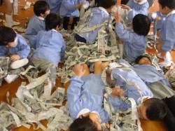 新聞紙あそび③