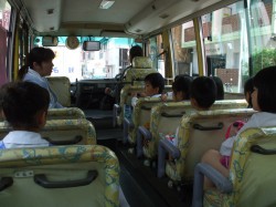 市民プールへ出発②