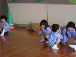 リトミック　木の実をムシャムシャ