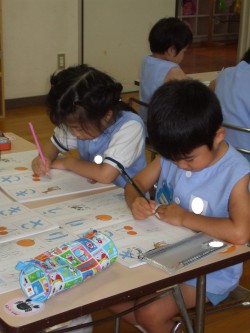 鉛筆で書きます。