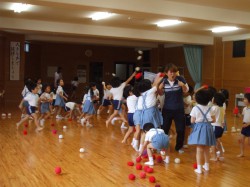 玉入れ　逃げる先生は大変！