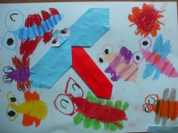 ルンビニー幼稚園 トンボの折紙をしました