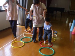 ③フープをとんで