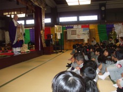 理事長先生が「花まつり」について話してくださいました。