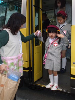 バスで登園　「おはようございます！」