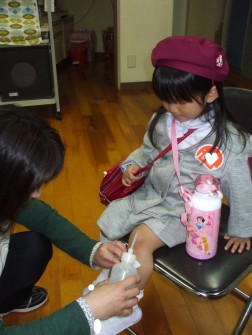 幼稚園に来る途中、転んでしまったそうです