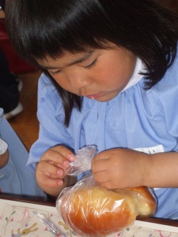 まずはパンの袋をあけたり、牛乳パックにストローを差したり・・