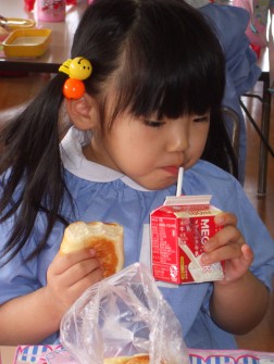 パンと牛乳とかｗりばんこね。