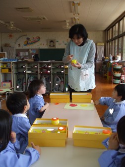 「のりをつける指は“おかあさん指”ですよ」