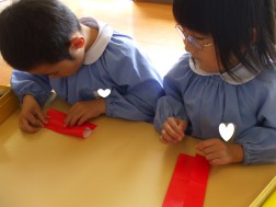 「折り線をつけます。」