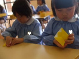 「裏がえしにして角を折ります。」