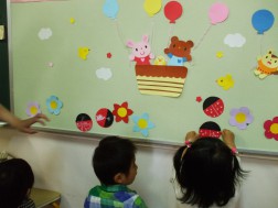 パピークラブ　出来上がったてんとう虫は壁面に。