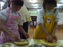 焼けたら、型抜き