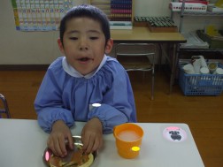 型抜きした後の縁の所をいただきました。「おいひ～！」