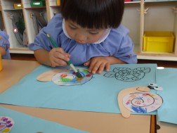 クレパスで描いた模様は絵の具をはじきます