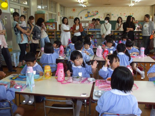 お父様やお母様に囲まれて