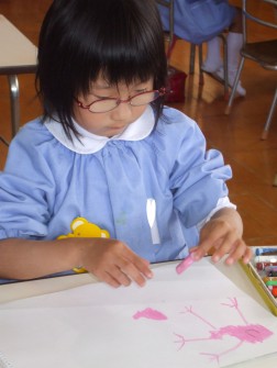 静かに席について遊びます
