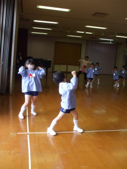 ブレーキをかけて止まります