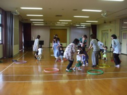 パピークラブ　笛がなったらフープを移動