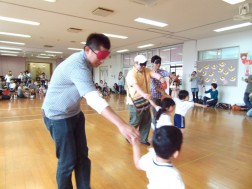 目かくしをしたお父さんやお母さんを連れていきます