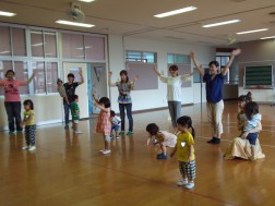 パピークラブ　お母さんと一緒に体操