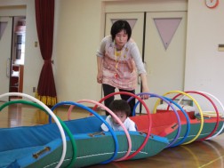 パピークラブ　フープのトンネルをくぐって・・・