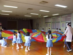 パラバルーンの中に空気をたくさん入れて・・・