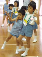 両手を上げて「チョキ」