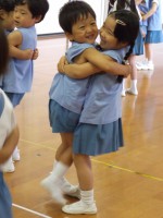 ギュッと抱きあって「グー」