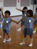 うーんと手をのばして「パー」