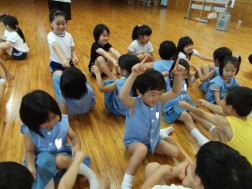 手あそび「一丁目のドラネコ」