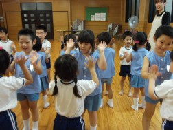歌あそび「雨あめふれふれ」