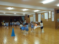 「風船はこびリレー」