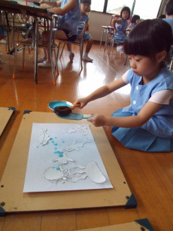切り取った魚を画用紙の上にのせて・・・