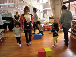 パピークラブ　ピアノが止まったら、すぐ座らなくっちゃ！