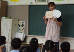 「今日は、盆踊りで使う“うちわ”を作ります。」