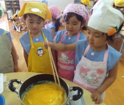 割った卵でいり卵を作ります