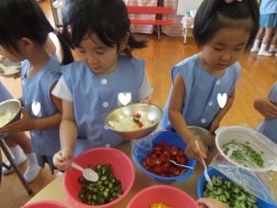 切った野菜などをトッピングしていきます