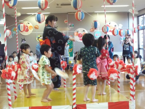 順番にやぐらの上で踊りました