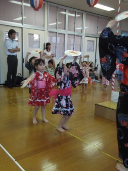 元気に踊ります