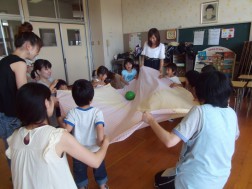 パピークラブ　ボールを転がしたり・・・