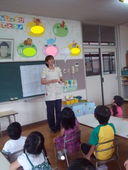 「今日はパラシュートを作ってみようか」