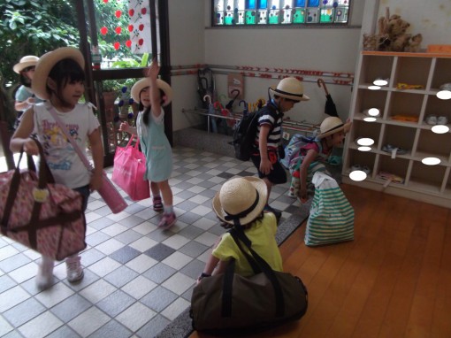 みんな、大きな荷物です