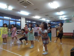 みんなで踊ったり・・・
