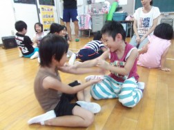 手あそびしたり・・・