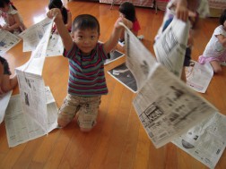 新聞を４つに切ります