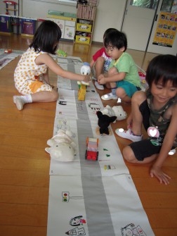 ブロックの車などを走らせて遊びました
