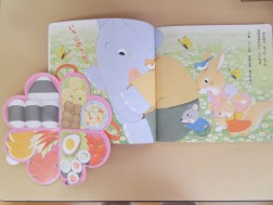 お弁当の絵本をみたり・・・ お弁当の絵本をみたり・・・