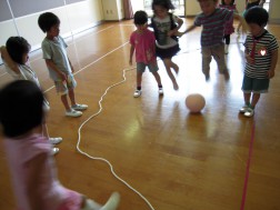 ボールに当たらないようにジャンプ！！